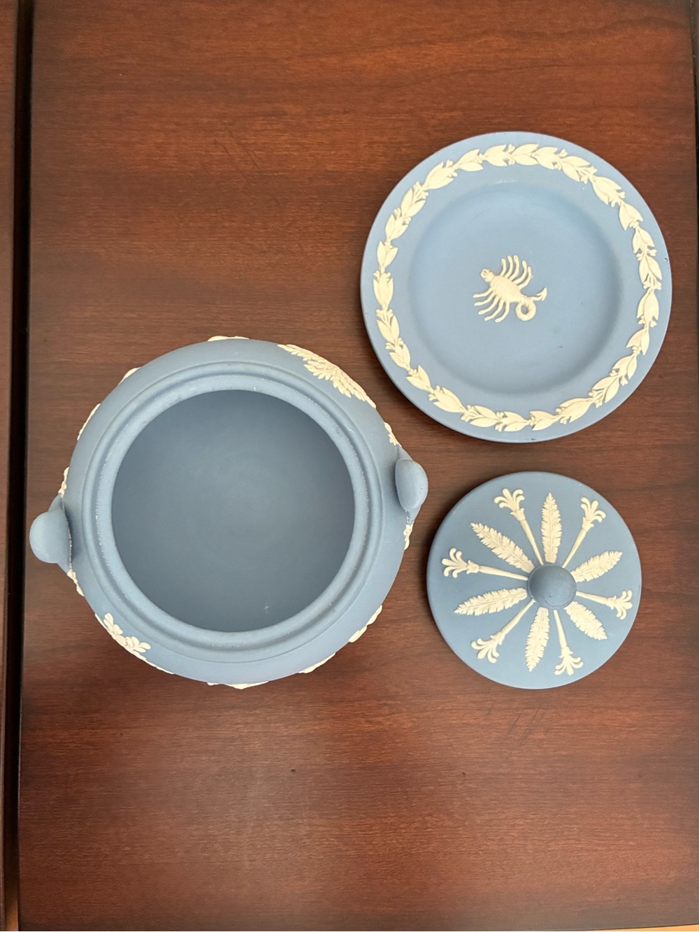 Vintage Wedgwood Blue Jasperware Covered Sugar Bowl with Matching Saucer - Picture 8 of 15